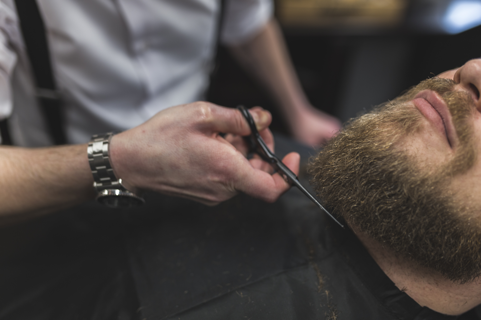 barber-cutting-beard-crop-client